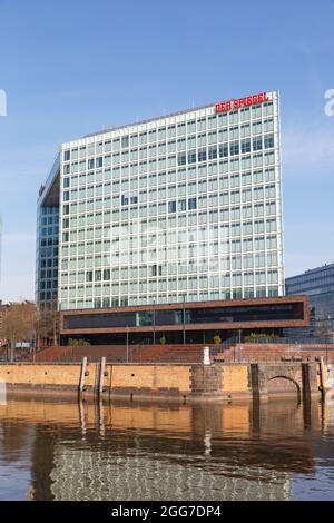 Amburgo, Germania - 21 aprile 2021: La sede centrale di der Spiegel a Ericusspitze nell'HafenCity ad Amburgo, Germania. Foto Stock