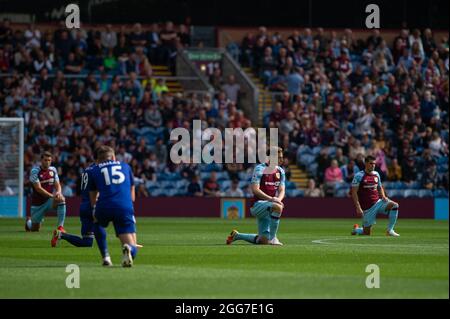 BURNLEY, REGNO UNITO. IL 29 AGOSTO i giocatori prendono il ginocchio prima della partita della Premier League tra Burnley e Leeds United al Turf Moor di Burnley domenica 29 agosto 2021. (Credit: Pat Scaasi | MI News) Credit: MI News & Sport /Alamy Live News Foto Stock