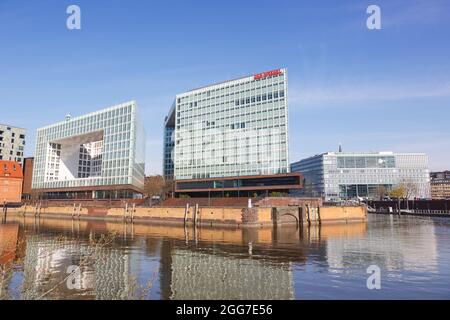 Amburgo, Germania - 21 aprile 2021: La sede centrale di der Spiegel a Ericusspitze nell'HafenCity ad Amburgo, Germania. Foto Stock