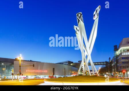 Stoccarda, Germania - 2 marzo 2021: Porsche Square, sede centrale di opere d'arte moderna a Stoccarda, Germania. Foto Stock