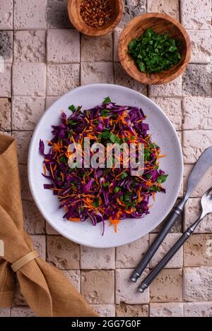 Insalata vegana di cavolo rosso Foto Stock
