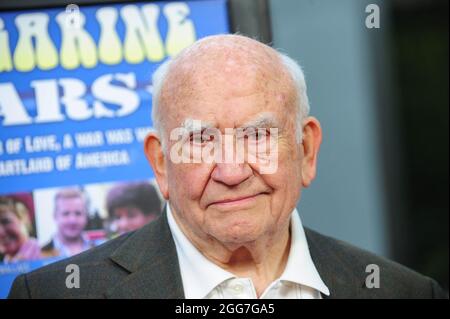 Hollywood, Stati Uniti. 29 marzo 2012. Ed Asner. 29 marzo 2012, Hollywood, California. La prima 'Margarine Wars' di Los Angeles si è tenuta presso l'ARCLIGHT Cinemas Hollywood. Photo Credit: Giulio Marcocchi/Sipa USA. Credit: Sipa USA/Alamy Live News Foto Stock