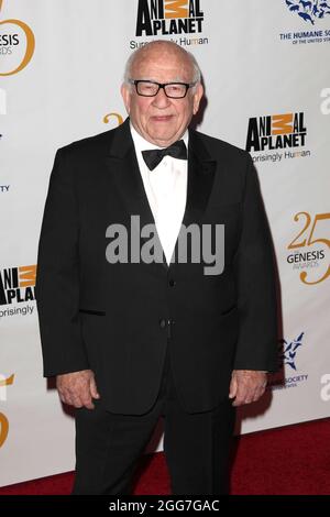 Beverly Hills, CA - ed Asner arriva al 25° anniversario dei Genesis Awards a Beverly Hills, California, USA. 19 Mar 2011. Photo Credit: Krista Kennel/Sipa Press/genesissawardskk.098/1103201917 Credit: Sipa USA/Alamy Live News Foto Stock