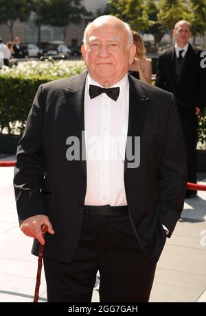 Los Angeles, Stati Uniti. 12 settembre 2009. Ed Asner. 12 settembre 2009, Los Angeles, CA. 61st Primetime Creative Arts Emmy Awards - Arrivi. Photo Credit: Giulio Marcocchi/Sipa Press./Creative gm.189/0909130902 Credit: Sipa USA/Alamy Live News Foto Stock