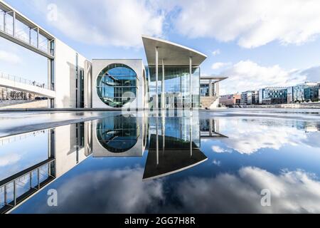 BERLINO, GERMANIA - 01 gennaio 2019: Il moderno edificio di Pier Paul-Loebe-Haus Reichstag si riflette nelle acque di Berlino, Germania Foto Stock