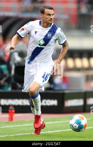 Norimberga, Germania. 27 ago 2021. Calcio: 2. Bundesliga, 1. FC Nürnberg - Karlsruher SC, Matchday 5 al Max-Morlock-Stadion. Philip Heise di Karlsruhe gioca la palla. Credit: Daniel Karmann/dpa - NOTA IMPORTANTE: In conformità con le norme del DFL Deutsche Fußball Liga e/o del DFB Deutscher Fußball-Bund, è vietato utilizzare o utilizzare fotografie scattate nello stadio e/o del match sotto forma di immagini di sequenza e/o serie di foto video-simili./dpa/Alamy Live News Foto Stock