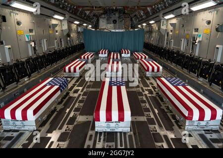 Le scatole di trasferimento drappeggiate da bandiere si allineano all'interno di un C-17 Globemaster II il 29 agosto 2021, prima di un trasferimento dignitoso alla base dell'aeronautica di dover, Delaware. I membri del servizio caduti sono morti mentre sostenevano operazioni non combattenti a Kabul. (STATI UNITI Air Force foto di Jason Minto) Foto Stock