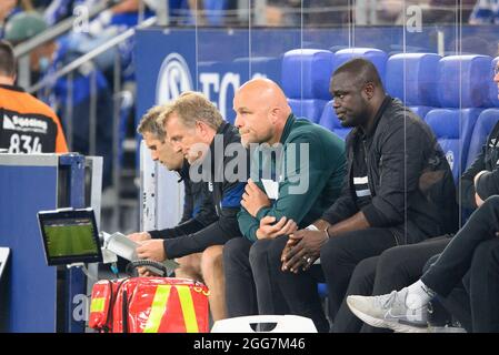 Di fronte al responsabile della licenza Gerald ASAMOAH (GE), direttore sportivo Rouven SCHROEDER (SchrÃ¶der) (GE), co-allenatore Mike BUESKENS (BÃ skens) (GE) Calcio 2 ° Bundesliga, 5 ° giorno di incontro, FC Schalke 04 (GE) - Fortuna Dusseldorf (D), il 28 agosto 2021 a Gelsenchen/Germania. Le normative #DFL vietano l'uso di fotografie come sequenze di immagini e/o quasi-video # Â Foto Stock