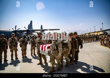 210827-M-TT571-1237 AEROPORTO INTERNAZIONALE HAMID KARZAI, Afghanistan (27 agosto 2021) i membri del servizio degli Stati Uniti assegnati alla Joint Task Force-Crisis Response sono dei pallaberini per i membri del servizio uccisi in azione durante le operazioni all'Aeroporto Internazionale Hamid Karzai, 27 agosto. I membri del servizio degli Stati Uniti stanno assistendo il Dipartimento di Stato con un'operazione DI evacuazione non combatante (NEO) in Afghanistan. (STATI UNITI Foto del corpo marino di 1° Ora. Mark Andries) Foto Stock