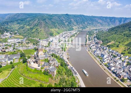 Cochem città al Mosella fiume Mosella con il castello medievale in Germania aereo Foto Stock