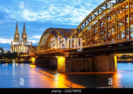 Lo skyline della città della cattedrale di Colonia e il ponte Hohenzollern con il fiume Reno in Germania al crepuscolo Foto Stock