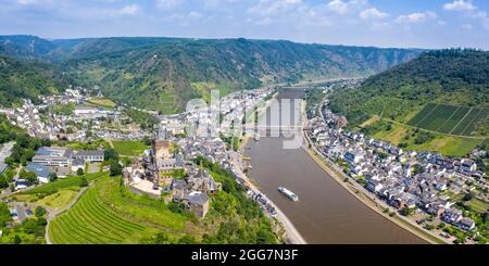 Cochem città al Mosella fiume Mosella con il Medioevo castello panorama in Germania aereo Foto Stock