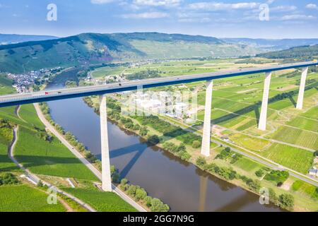 Ponte sul fiume Mosella in Zeltingen Germania strada Foto Stock