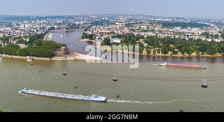 Koblenz Deutsches Eck angolo tedesco Reno Mosel fiume panorama con navi barche e funivia in Germania viaggio Foto Stock