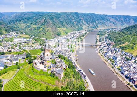 Cochem città al Mosella fiume Mosella con il castello medievale in Germania aereo Foto Stock