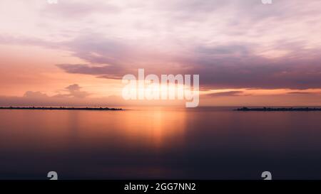 Bellissimo tramonto visto dalla spiaggia di Darłówko, Polonia. Vista sul Mar Baltico. Foto Stock