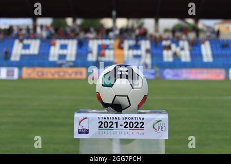 Pagani, Italia. 28 agosto 2021. Pallone ufficiale Serie C 2021/2022 durante la Campionato Italiano di Calcio Pro, Serie C, Paganese vs ACR Messina allo Stadio Marcello Torre. Punteggio finale 4-4. (Foto di Pasquale Senatore/Pacific Press/Sipa USA) Credit: Sipa USA/Alamy Live News Foto Stock