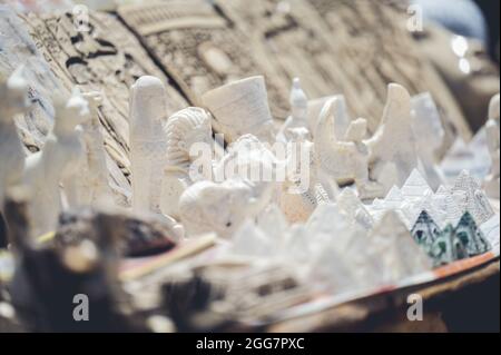 CAIRO, EGITTO - 06 giu 2021: Un focus morbido delle figurine ad un mercato egiziano del souvenir in Cairo, Egitto Foto Stock