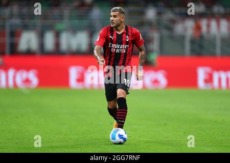 Milano, Italia. 29 agosto 2021. Theo Hernandez dell'AC Milan controlla la palla durante la Serie A match tra AC Milan e Cagliari Calcio allo Stadio Giuseppe Meazza il 29 2021 agosto a Milano. Credit: Marco Canoniero/Alamy Live News Foto Stock