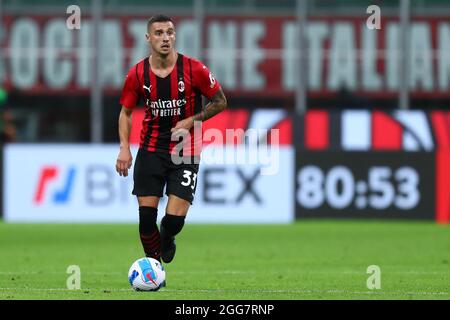 Milano, Italia. 29 agosto 2021. Rade Krunic di AC Milan controlla la palla durante la Serie A match tra AC Milan e Cagliari Calcio allo Stadio Giuseppe Meazza il 29 2021 agosto a Milano. Credit: Marco Canoniero/Alamy Live News Foto Stock