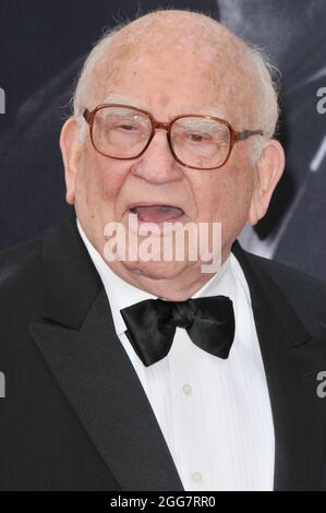 Los Angeles, Stati Uniti. 9 giugno 2016. Ed Asner arriva al 44° tributo di gala dell'American Film Institute Life Achievement Award a John Williams tenutosi al Dolby Theatre di Hollywood, California, giovedì 9 giugno 2016. (Foto di Sthanlee B. Mirador) *** Please use Credit from Credit Field *** Credit: Sipa USA/Alamy Live News Foto Stock