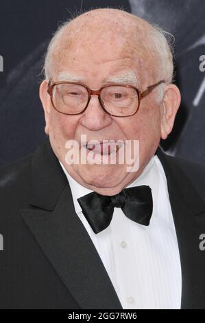 Los Angeles, Stati Uniti. 9 giugno 2016. Ed Asner arriva al 44° tributo di gala dell'American Film Institute Life Achievement Award a John Williams tenutosi al Dolby Theatre di Hollywood, California, giovedì 9 giugno 2016. (Foto di Sthanlee B. Mirador) *** Please use Credit from Credit Field *** Credit: Sipa USA/Alamy Live News Foto Stock