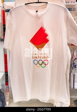 tokyo, giappone - agosto 24 2021: T-shirt ufficiale della torcia olimpica Tokyo 2020 usata dai volontari delle squadre olimpiche del Giappone adornati con i cinque r Foto Stock