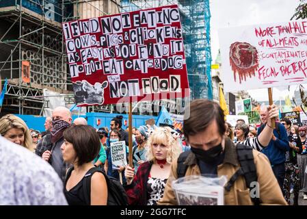 National Animal Rights March, organizzato da Animal Rebellion and Extinction Rebellion nella città di Londra, Inghilterra, Regno Unito. Diverse migliaia di persone si sono unite al gruppo che ha fatto delle campagne per la transizione del nostro sistema alimentare a un sistema vegetale al fine di affrontare l'emergenza climatica. Agosto 28 2021 Foto Stock