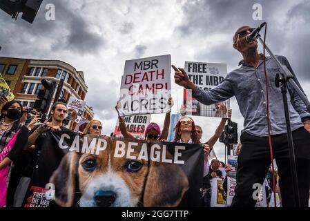 Il protestore veterano parla alla marcia dei diritti degli Animali nazionali, organizzata dalla ribellione degli Animali e dalla ribellione dell'estinzione nella città di Londra, Inghilterra, Regno Unito. Agosto 28 2021 Foto Stock