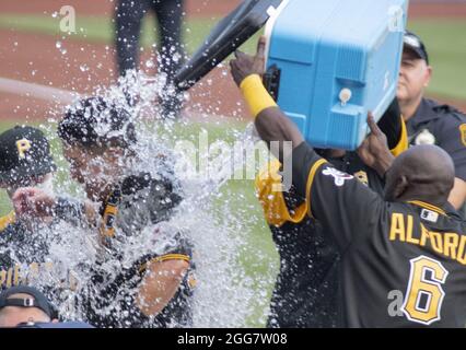 Pittsburgh, Stati Uniti. 29 agosto 2021. Pittsburgh Pirates il primo baseman Yoshi Tsutsugo (32) è adrenched dai suoi compagni di squadra per celebrare i suoi 422 piedi in fondo al nono inning per vincere la partita 4-3 contro i St. Louis Cardinals al PNC Park Domenica, 29 agosto 2021 a Pittsburgh. Foto di Archie Carpenter/UPI Credit: UPI/Alamy Live News Foto Stock