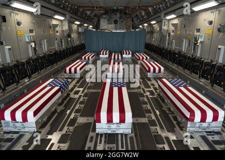 Le scatole di trasferimento drappeggiate da bandiere si allineano all'interno di un C-17 Globemaster II il 29 agosto 2021 prima di un trasferimento dignitoso alla base dell'aeronautica di dover in Delaware. I membri del servizio caduti sono morti mentre sostenevano operazioni non combattenti a Kabul. Foto di Jason Minto/U.S.A. Air Force/UPI Credit: UPI/Alamy Live News Foto Stock