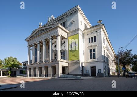 Riga, Lettonia. Agosto 2021. Vista esterna del Palazzo dell'Opera Nazionale Lettone nel centro della città Foto Stock