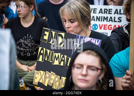 Fine esperimenti sugli animali, National Animal Rights March, organizzato da Animal Rebellion and Extinction Rebellion nella città di Londra, Inghilterra, Regno Unito. Diverse migliaia di persone si sono unite al gruppo che ha fatto delle campagne per la transizione del nostro sistema alimentare a un sistema vegetale al fine di affrontare l'emergenza climatica. Agosto 28 2021 Foto Stock