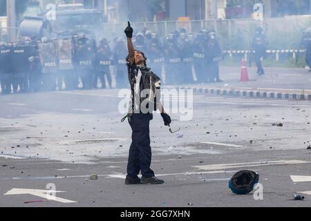 Bangkok, Tailandia. 29 agosto 2021. Un manifestante si gesti durante la dimostrazione. I manifestanti si sono scontrati con le police sommossa alla giunzione di DIN Daeng a Bangkok per chiedere le dimissioni di Prayuth Chan-o-Cha, primo ministro della Thailandia. (Foto di Phobthum Yingpaiboonsuk/SOPA i/Sipa USA) Credit: Sipa USA/Alamy Live News Foto Stock