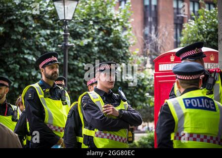 Linea di polizia al National Animal Rights March, organizzata dalla ribellione animale e dalla ribellione di estinzione nella città di Londra, Inghilterra, Regno Unito. Agosto 28 2021 Foto Stock