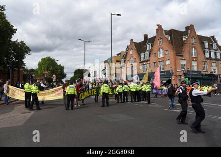 Londra, Regno Unito. 29 agosto 2021. La polizia ha visto con i manifestanti fuori dal Finsbury Park durante il Carnevale della Rebellion di estinzione per la giustizia climatica a Londra parte delle loro due settimane di proteste della ribellione impossibile.XR Unify è un gruppo guidato da BIPOC (nero, indigeno e gente di colore) che si sta facendo un'azione per fermare l'industria dei combustibili fossili. Credit: SOPA Images Limited/Alamy Live News Foto Stock