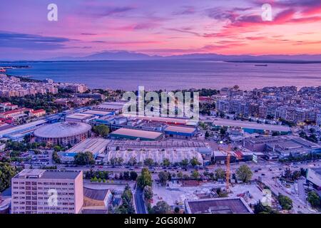 Vista aerea della città di Salonicco al tramonto dall'area delle università e dal centro esposizioni internazionale HELEXPO, Grecia settentrionale Foto Stock