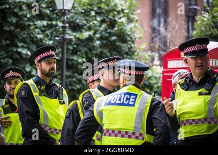 Linea di polizia al National Animal Rights March, organizzata dalla ribellione animale e dalla ribellione di estinzione nella città di Londra, Inghilterra, Regno Unito. Agosto 28 2021 Foto Stock