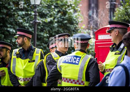 Linea di polizia al National Animal Rights March, organizzata dalla ribellione animale e dalla ribellione di estinzione nella città di Londra, Inghilterra, Regno Unito. Agosto 28 2021 Foto Stock