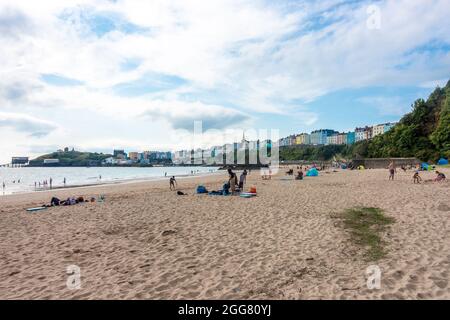 Una vista lungo la North Beach a Tenby a Pembrokeshire, Galles. Foto Stock