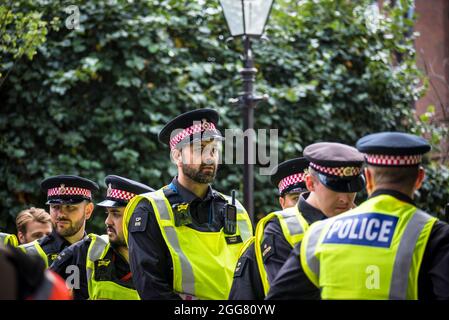 Linea di polizia al National Animal Rights March, organizzata dalla ribellione animale e dalla ribellione di estinzione nella città di Londra, Inghilterra, Regno Unito. Agosto 28 2021 Foto Stock