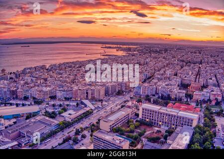 Vista aerea della città di Salonicco al tramonto. Salonicco è la seconda città più grande della Grecia e la capitale della Macedonia greca. Immagine scattata con Foto Stock