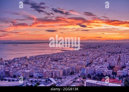 Vista aerea della città di Salonicco al tramonto. Salonicco è la seconda città più grande della Grecia e la capitale della Macedonia greca. Immagine scattata con Foto Stock