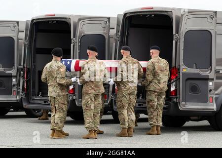 Una squadra di trasporto dell'esercito degli Stati Uniti trasferisce i resti del personale dell'esercito Sgt. Ryan C. Knauss di Corryton, Tennessee, 29 agosto 2021 alla base dell'aeronautica di dover, Delaware. Knauss è stato assegnato al 9° Battaglione PSYOP, 8° Gruppo PSYOP, FT. Bragg, Carolina del Nord. (STATI UNITI Air Force foto di Jason Minto) Foto Stock