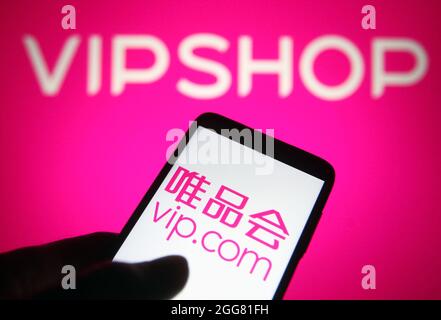 In questa illustrazione della foto, il logo Vipshop di un'azienda cinese di e-commerce è visibile su uno smartphone e uno schermo del pc. Foto Stock