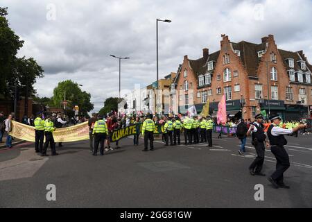 Londra, Regno Unito. 29 agosto 2021. La polizia ha visto con i manifestanti fuori dal Finsbury Park durante il Carnevale della Rebellion di estinzione per la giustizia climatica a Londra parte delle loro due settimane di proteste della ribellione impossibile.XR Unify è un gruppo guidato da BIPOC (nero, indigeno e gente di colore) che si sta facendo un'azione per fermare l'industria dei combustibili fossili. (Foto di Dave Rushen/SOPA Images/Sipa USA) Credit: Sipa USA/Alamy Live News Foto Stock