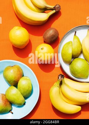 Vista dall'alto della frutta sui piatti Foto Stock