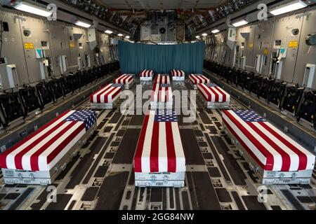 Le scatole di trasferimento drappeggiate da bandiere si allineano all'interno di un C-17 Globemaster II il 29 agosto 2021, prima di un trasferimento dignitoso alla base dell'aeronautica di dover, Delaware. I membri del servizio caduti sono morti mentre sostenevano operazioni non combattenti a Kabul. (STATI UNITI Air Force foto di Jason Minto) Foto Stock