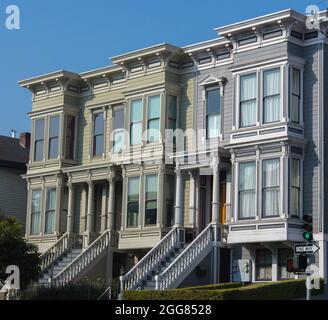 Vista a piedi delle incantevoli case di San Francisco, California Foto Stock