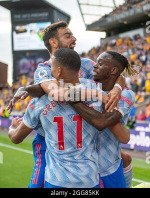 WOLVERHAMPTON, INGHILTERRA - AGOSTO 29: Mason Greenwood di Manchester United festeggia con Aaron WAN-Bissaka, Bruno Fernandes dopo aver segnato il gol durante Foto Stock